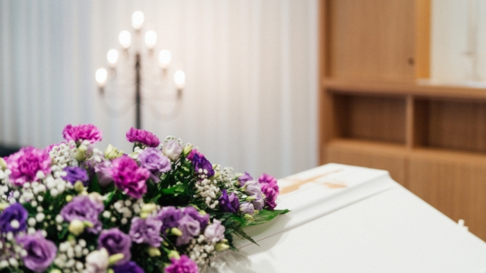 Lähikuva muistokukista arkulla Aeternitas-kappelissa.