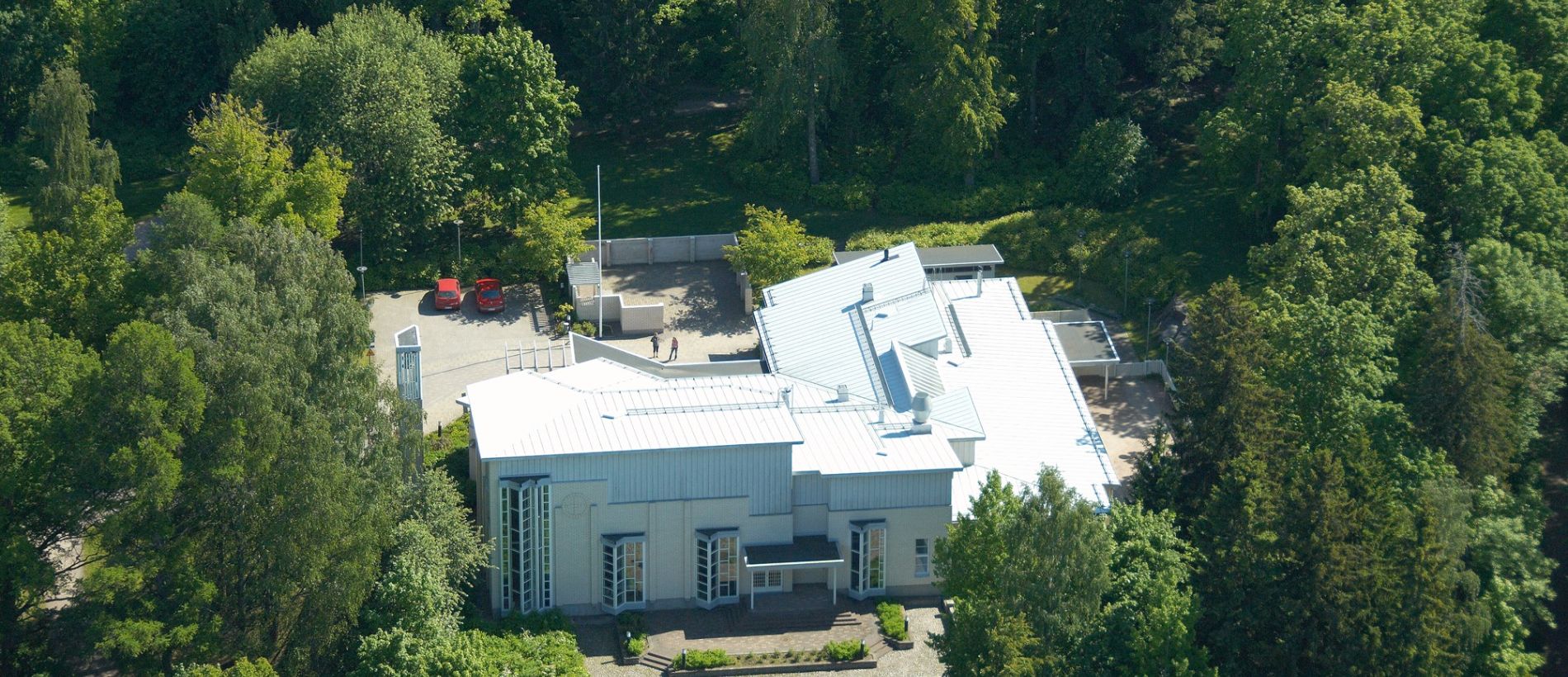 Gammelbackan seurakuntakeskus ilmasta kuvattuna.