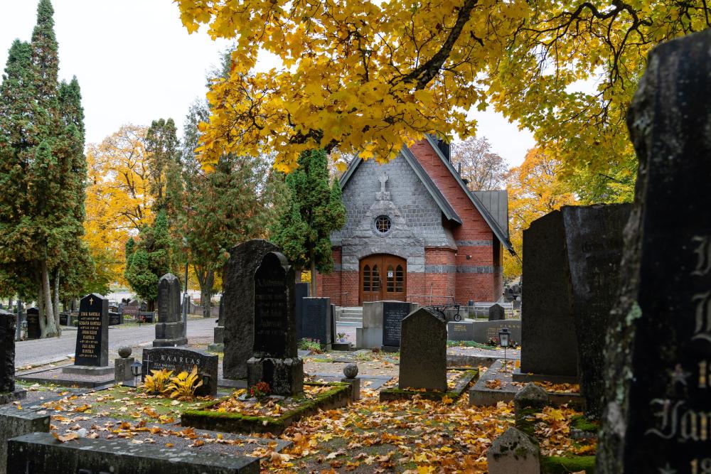 Hautausmaa ja kappeli syksyllä.