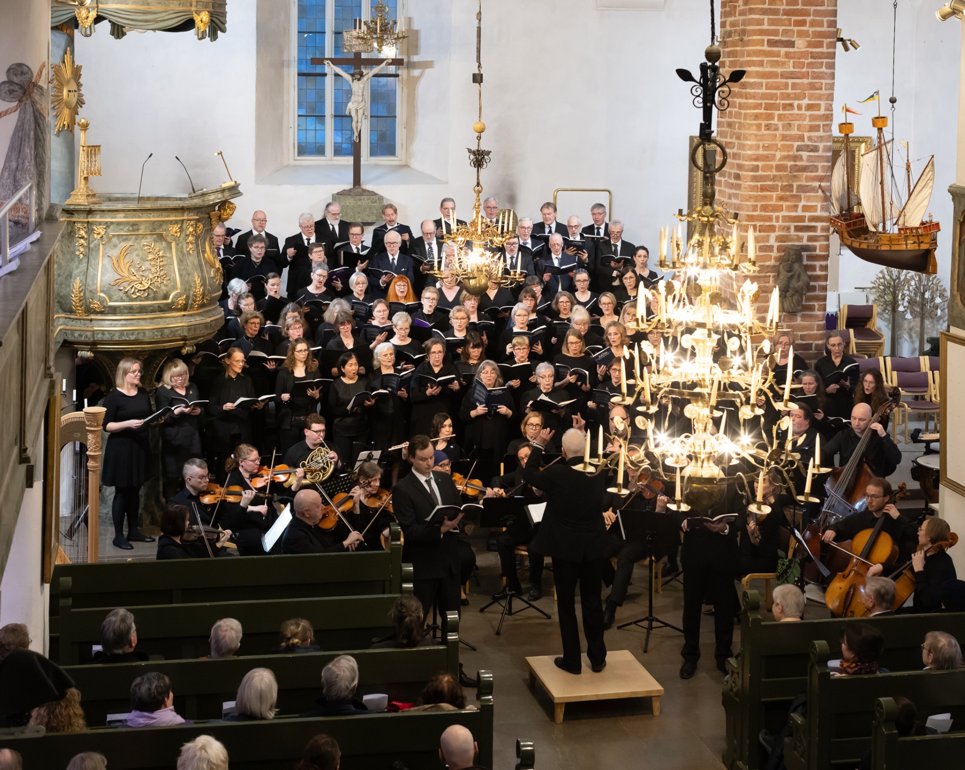 Kuvassa Porvoon oratoriokuoro sekä orkesteri sinfonietta Fortis Porvoon tuomiokirkossa kevään 2024 konsertissa