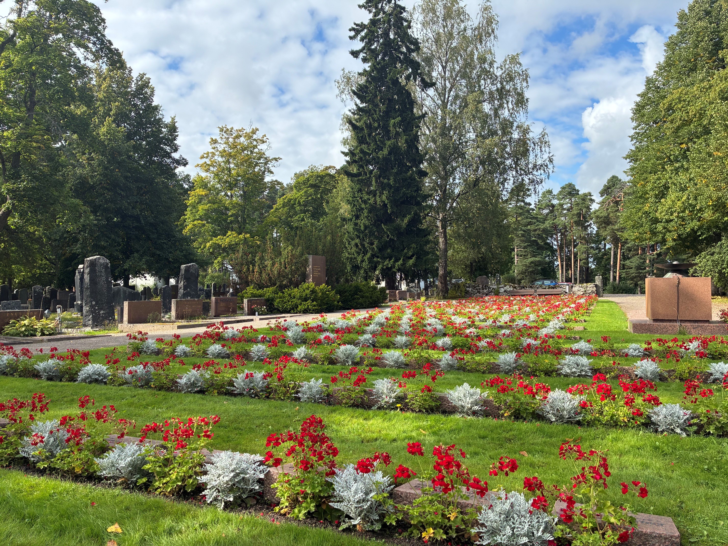 Kukkia sankarihaudoilla.