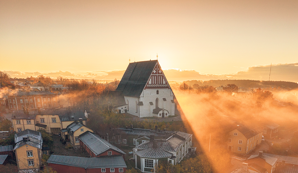 Kuva kirkosta aamun sarastuksessa