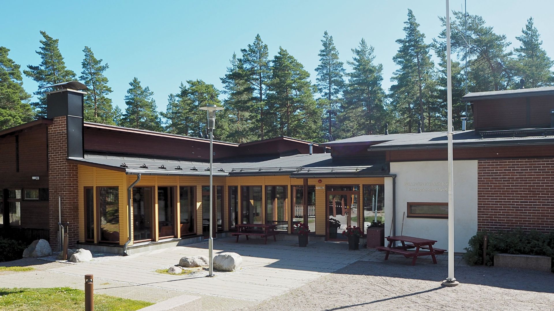 Kurssikeskus, sisäänkäynti.
