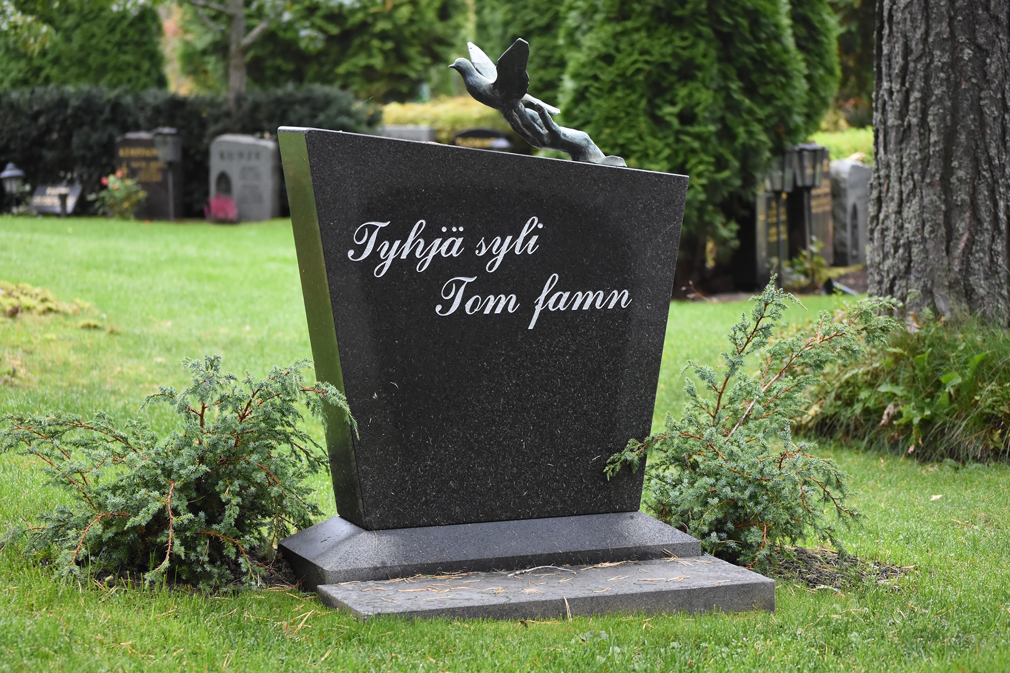 Muistomerkki hautausmaalla.