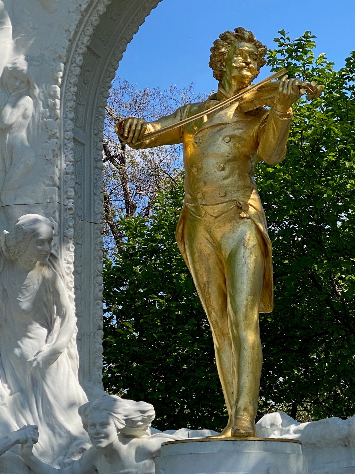 Johann Strauss nuoremman kultainen patsas Wienissä. Kuva MHS