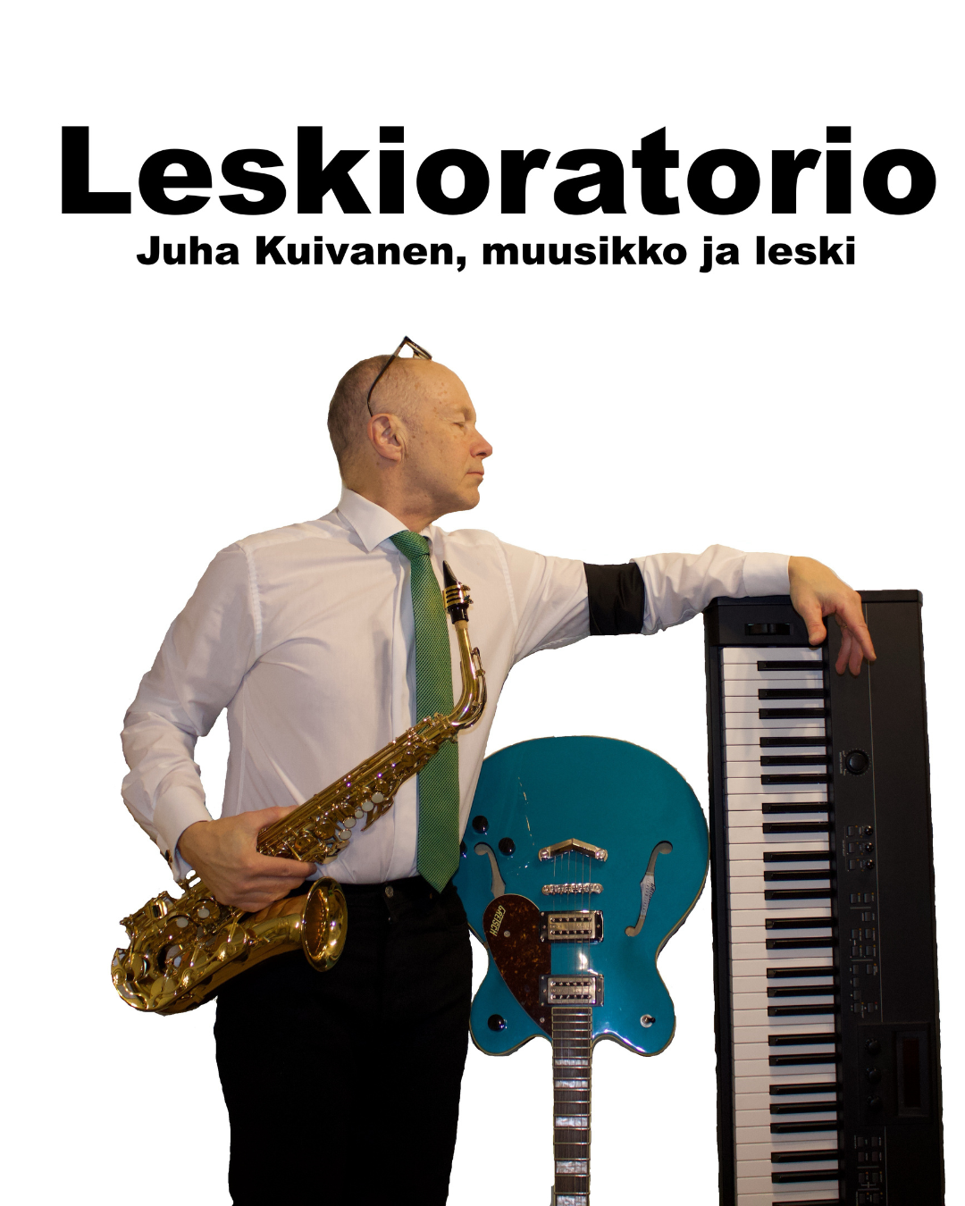 Kuvassa Juha Kuivanen. Pitelee kädessään saksofonia, kuvassa näkyy myös turkoosi sähkökitara sekä koskettimisto. Juhalla on kätensä ympärillä musta surunauha. 