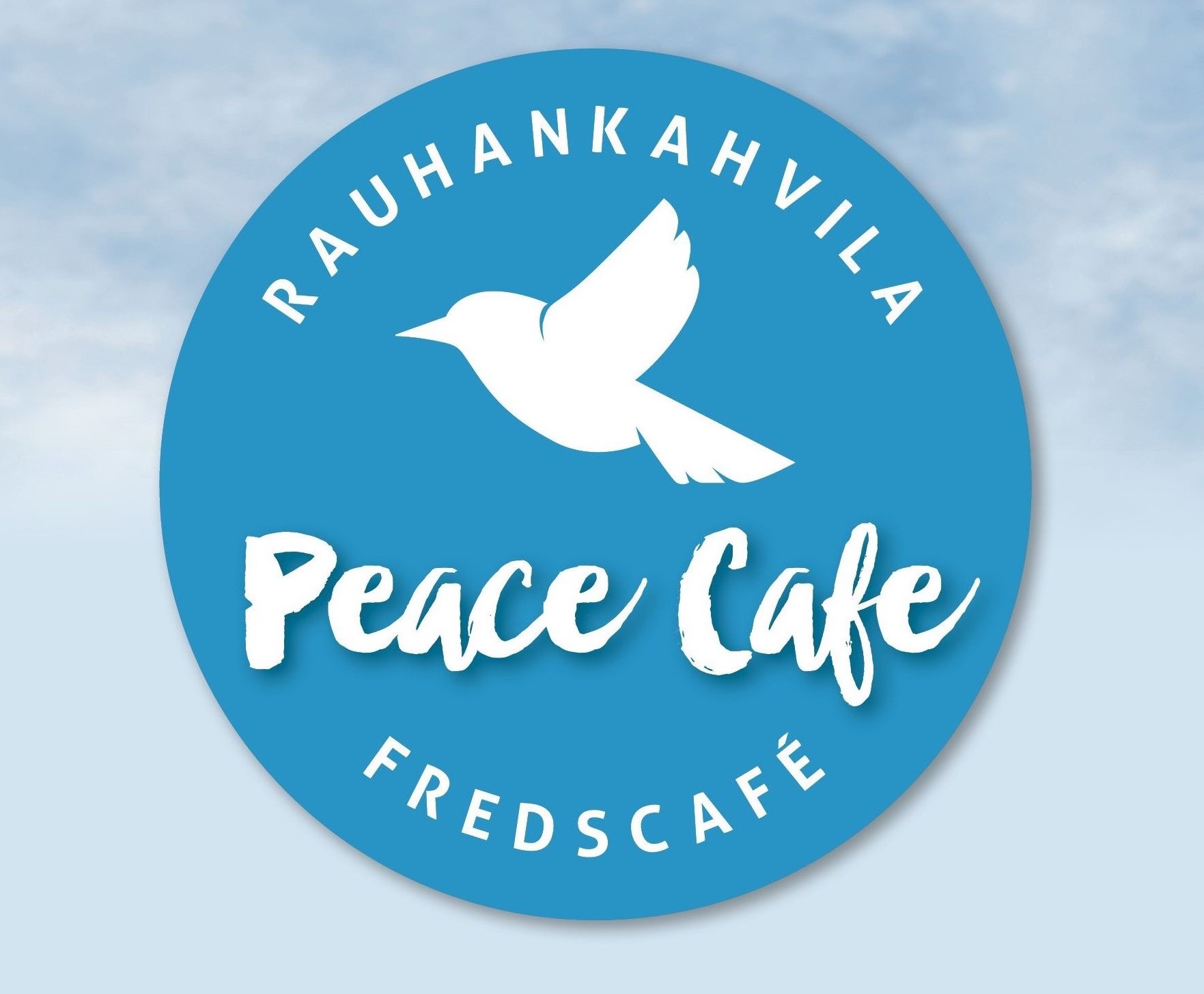 Kuvassa kyyhkynen ja tekstit Rauhankahvila, Peace Cafe ja Fredscafé