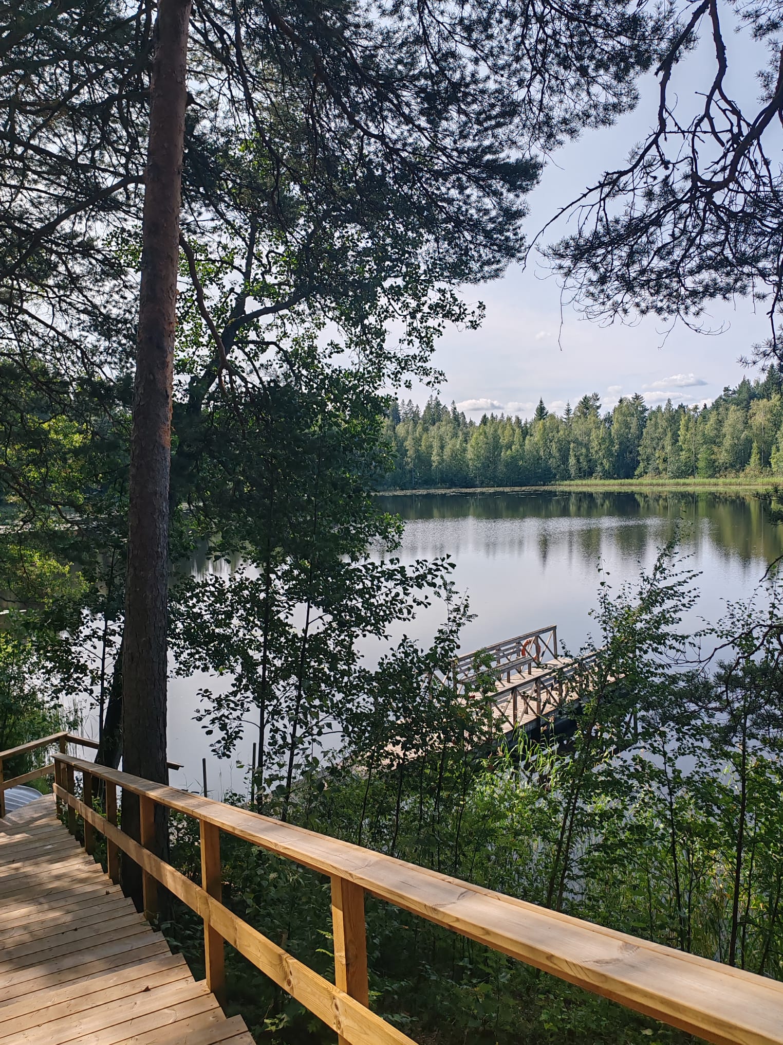kuva karijärven rantaan johtavista rapuista sekä järvestä.