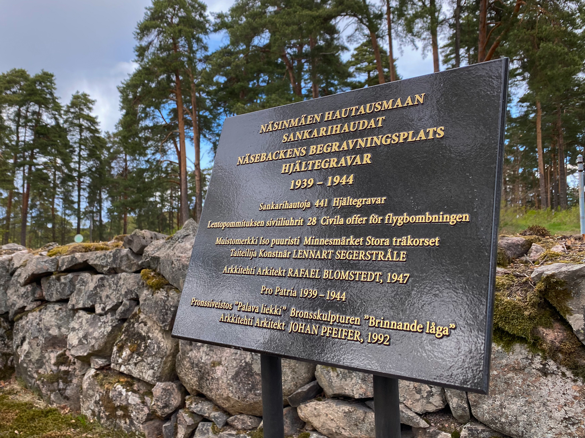 Metallinen tietolaatta, kultaiset kirjaimet.