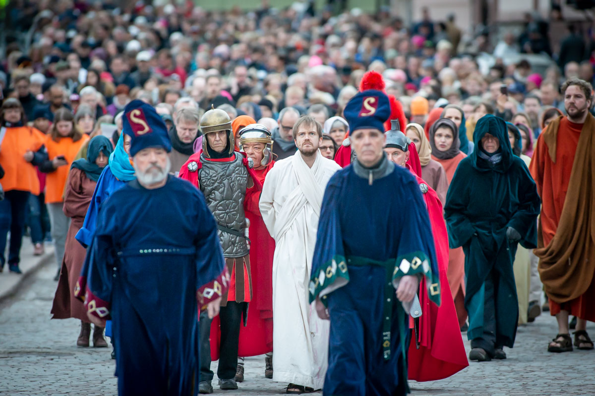 Ihmistulva, via crucis vaellus vanhassa kaupungissa.