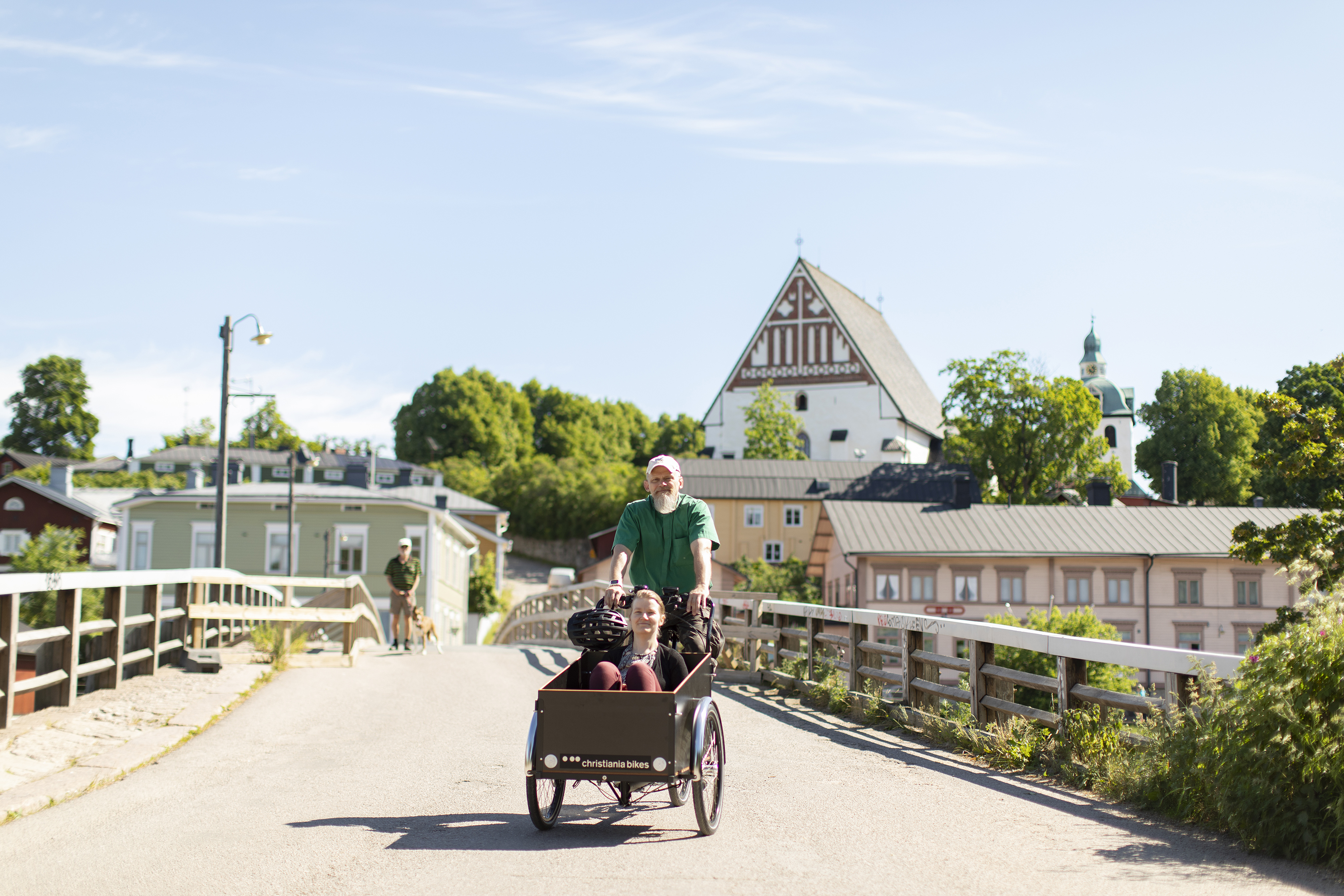 Laatikkopyörä, kesä, iloisuus, kirkko.