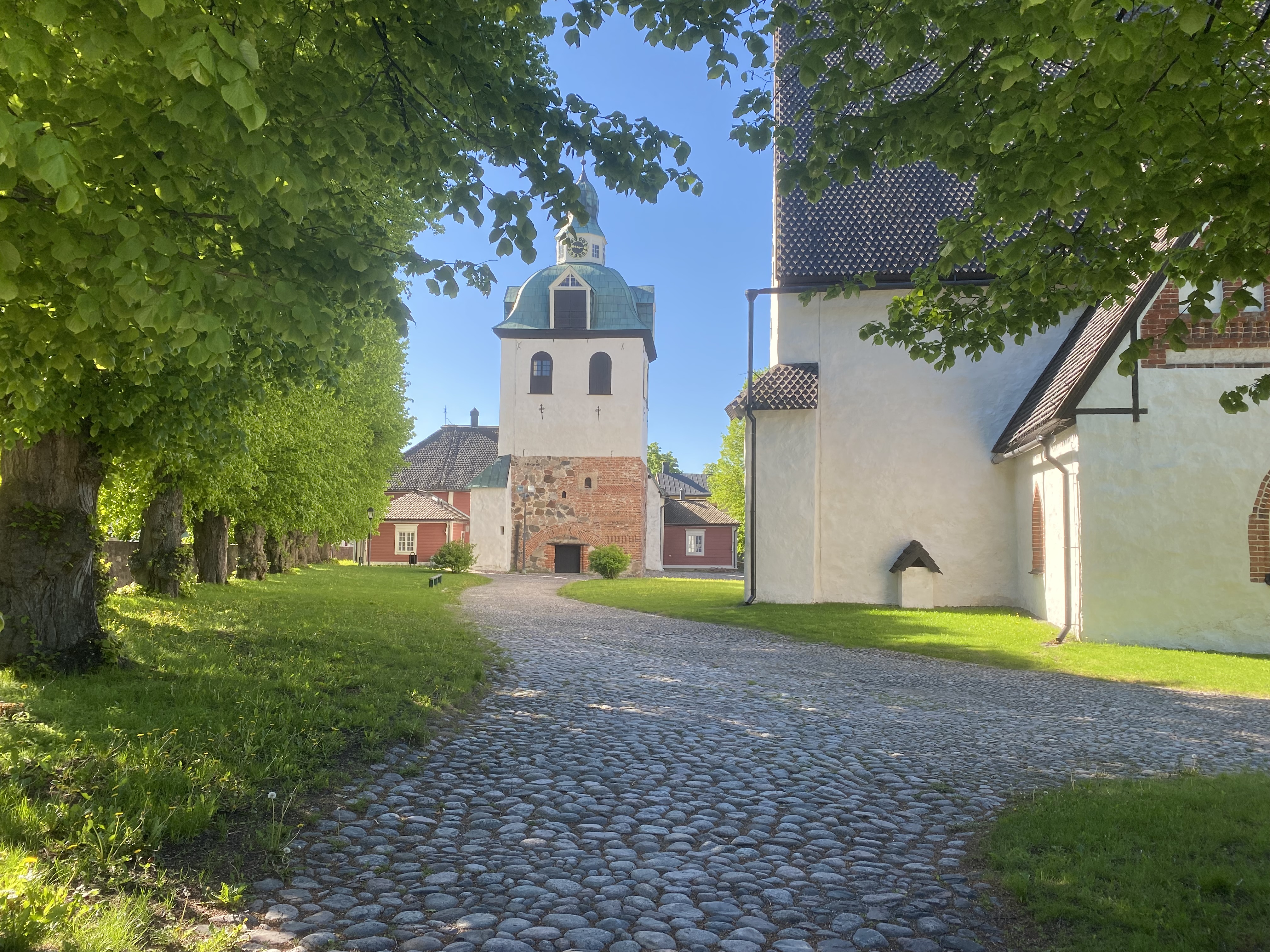 Kirkon piha kesävalossa.