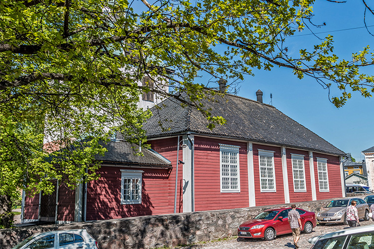 Pikkukirkko Punainen puukirkko.