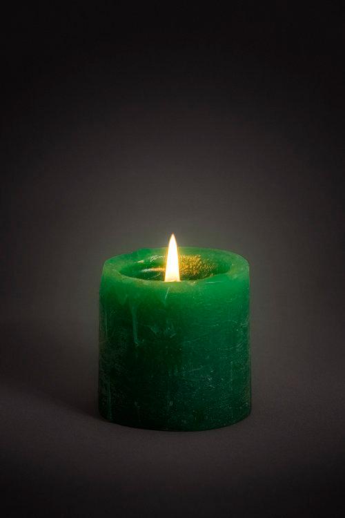 Kuva palavasta vihreästä kynttilästä
