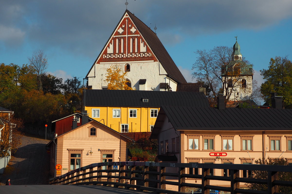 Porvoon tuomiokirkko syksyn valossa