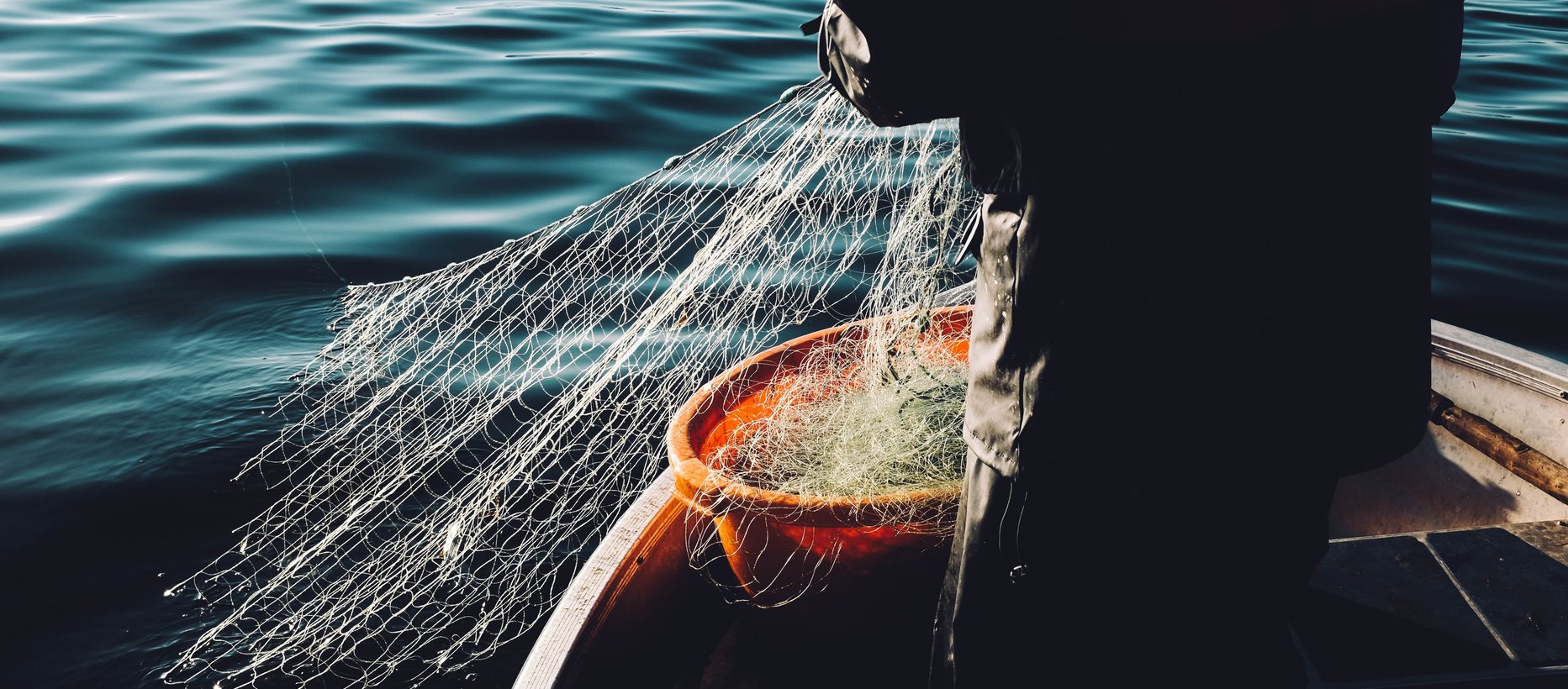mies kalastamassa vetämässä verkkoja.