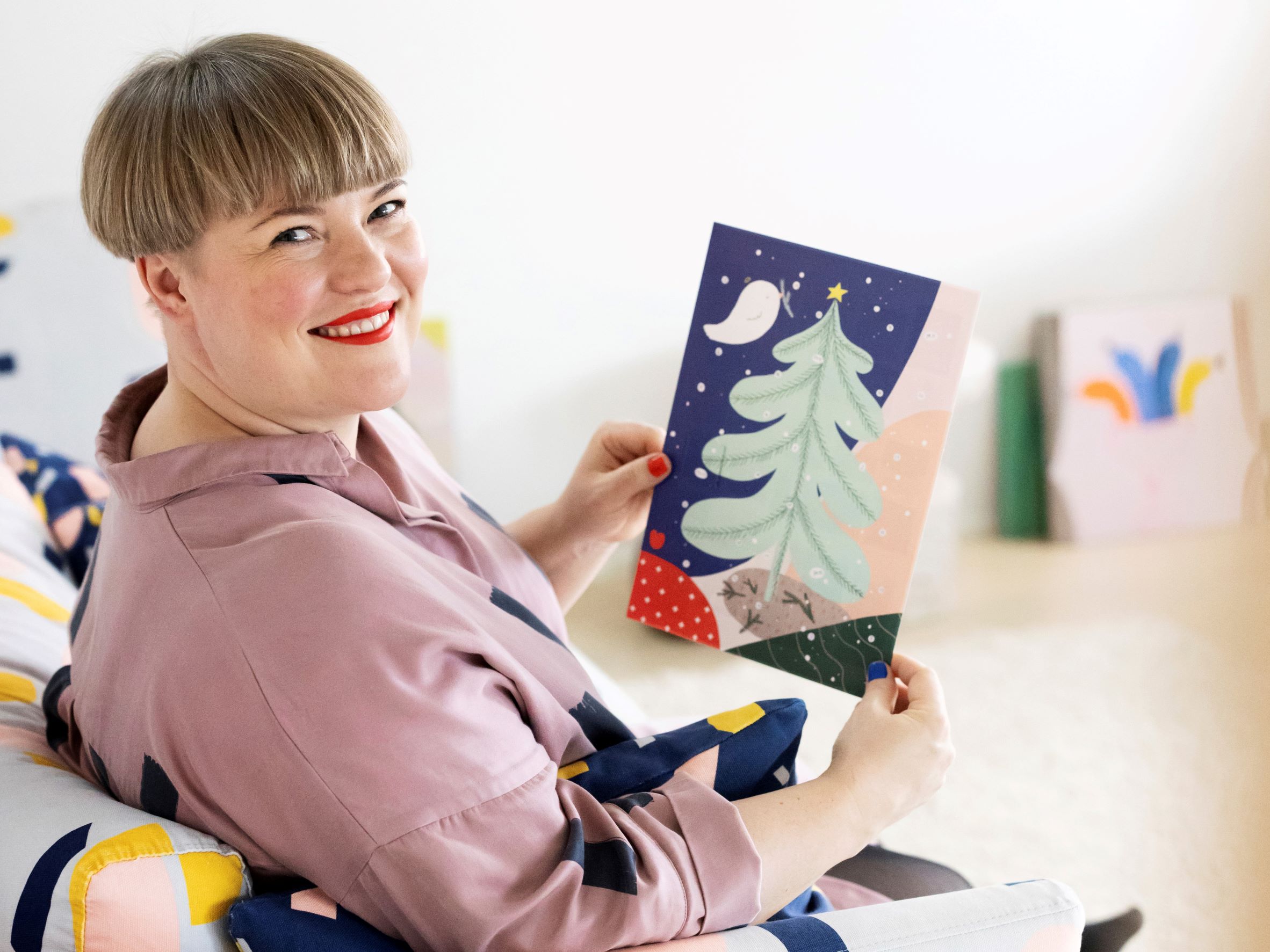 Hanna_Riikka_Heikkila-joulukalenterin kuvittaja_kuvaaja Marjaana Malkamäki Kirkko ja kaupunki_vaaka_p.jpg