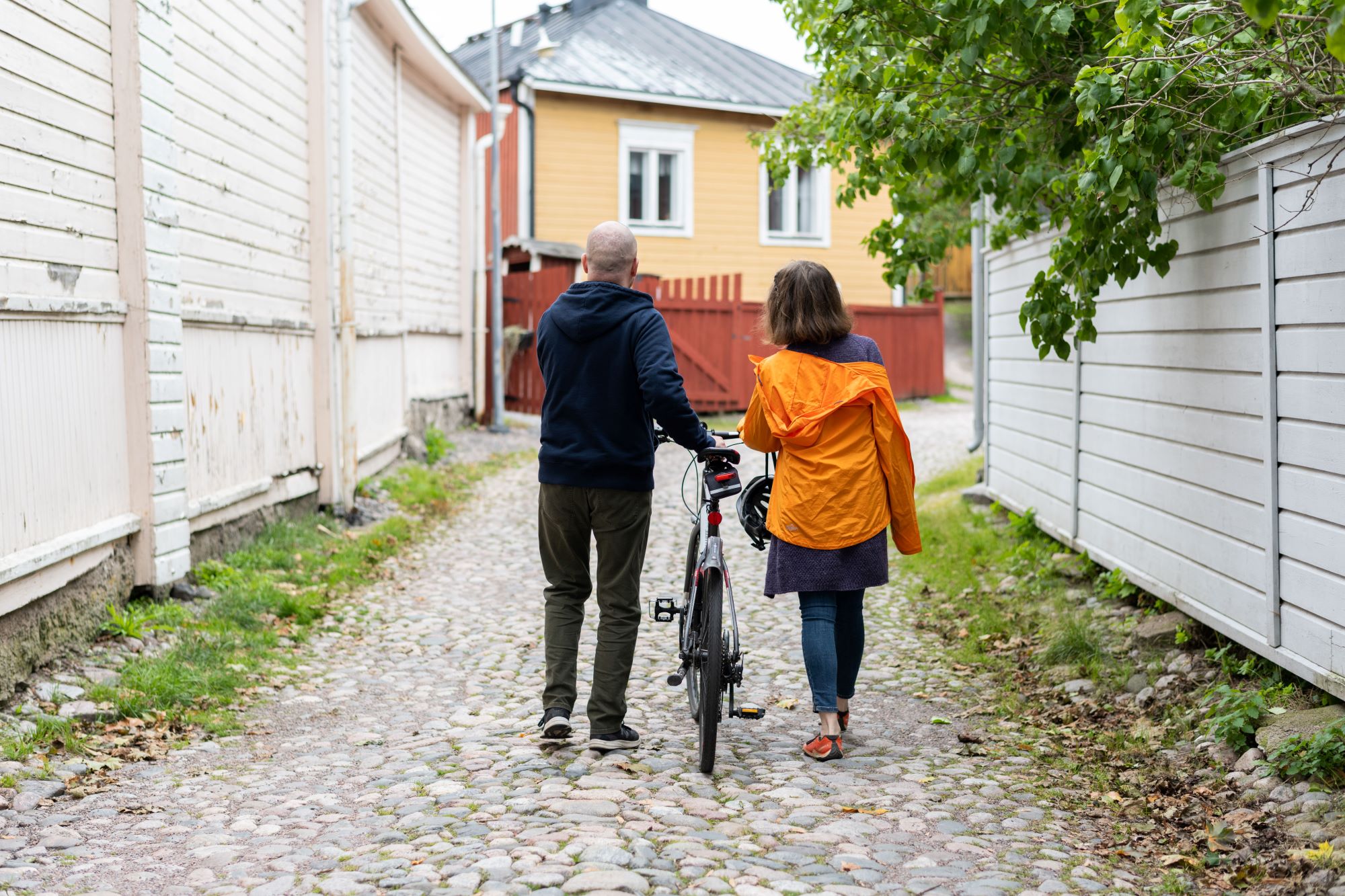 Pariskunta kävelee vanhassa kaupungissa.