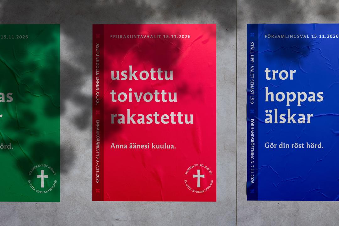 Seurakuntavaalit 2026 -julisteita betoniseinällä.