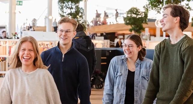 Iloisia nuoria aikuisia, kuva NAVIn Seurakuntavaaliehdokkaiden oppaasta.